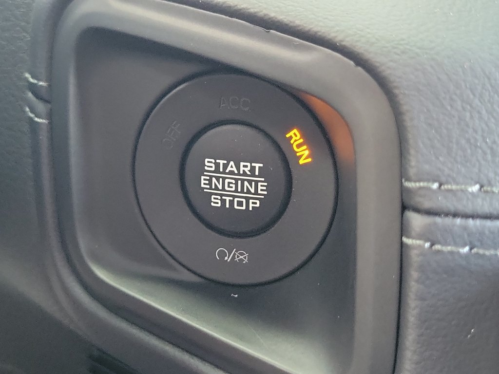 Used 2025 Jeep Gladiator Mojave AWD/4WD image 9
