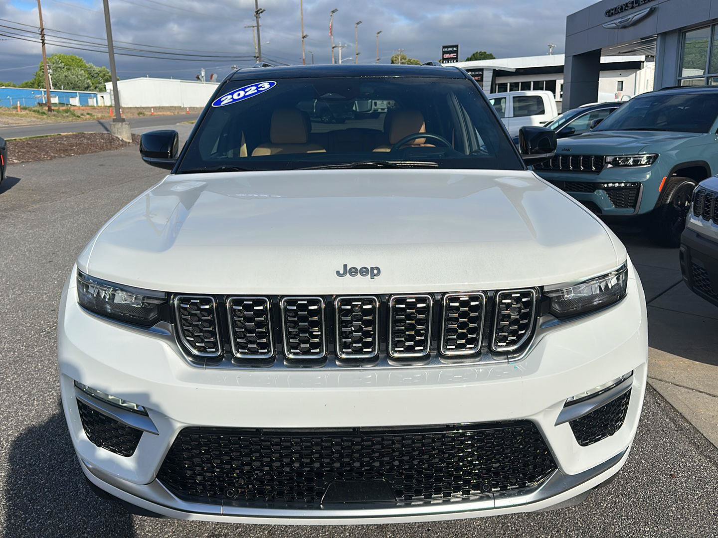 Used 2023 Jeep Grand Cherokee Summit AWD/4WD image 2