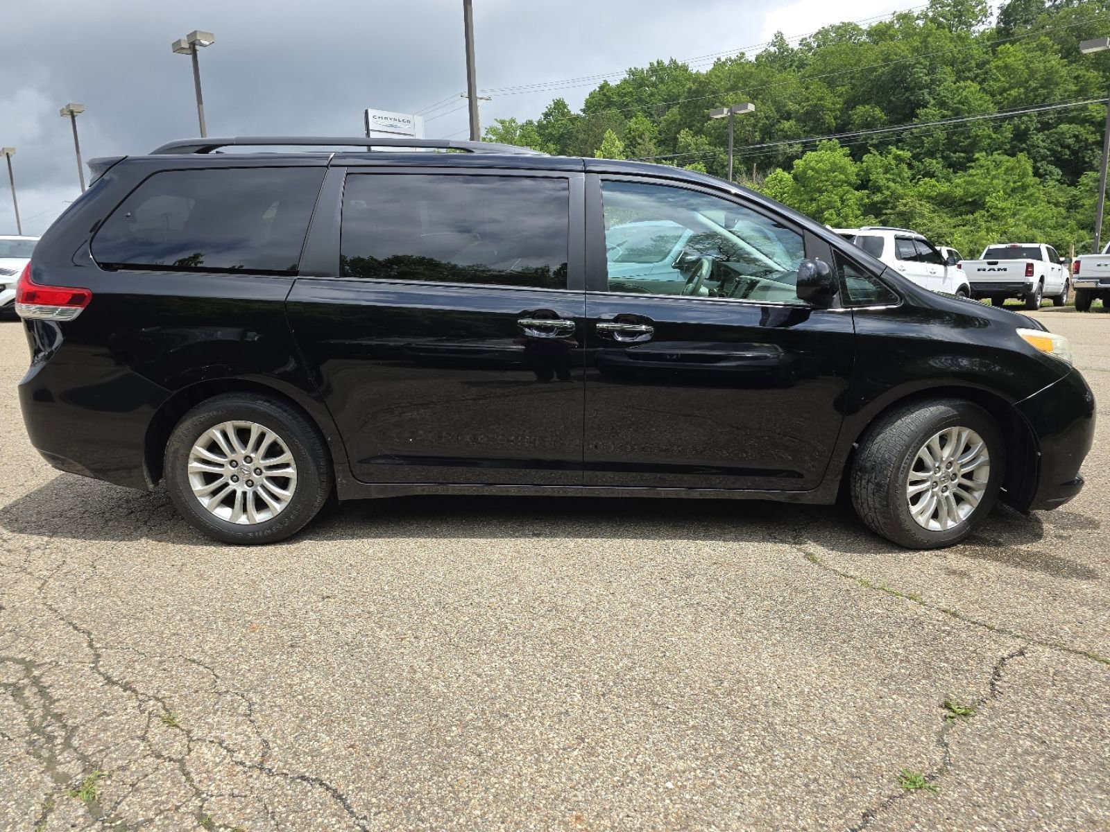 Used 2012 Toyota Sienna XLE w/ Premium Pkg FWD image 17