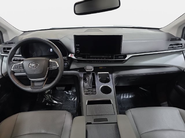 Used 2025 Toyota Sienna XLE FWD image 9