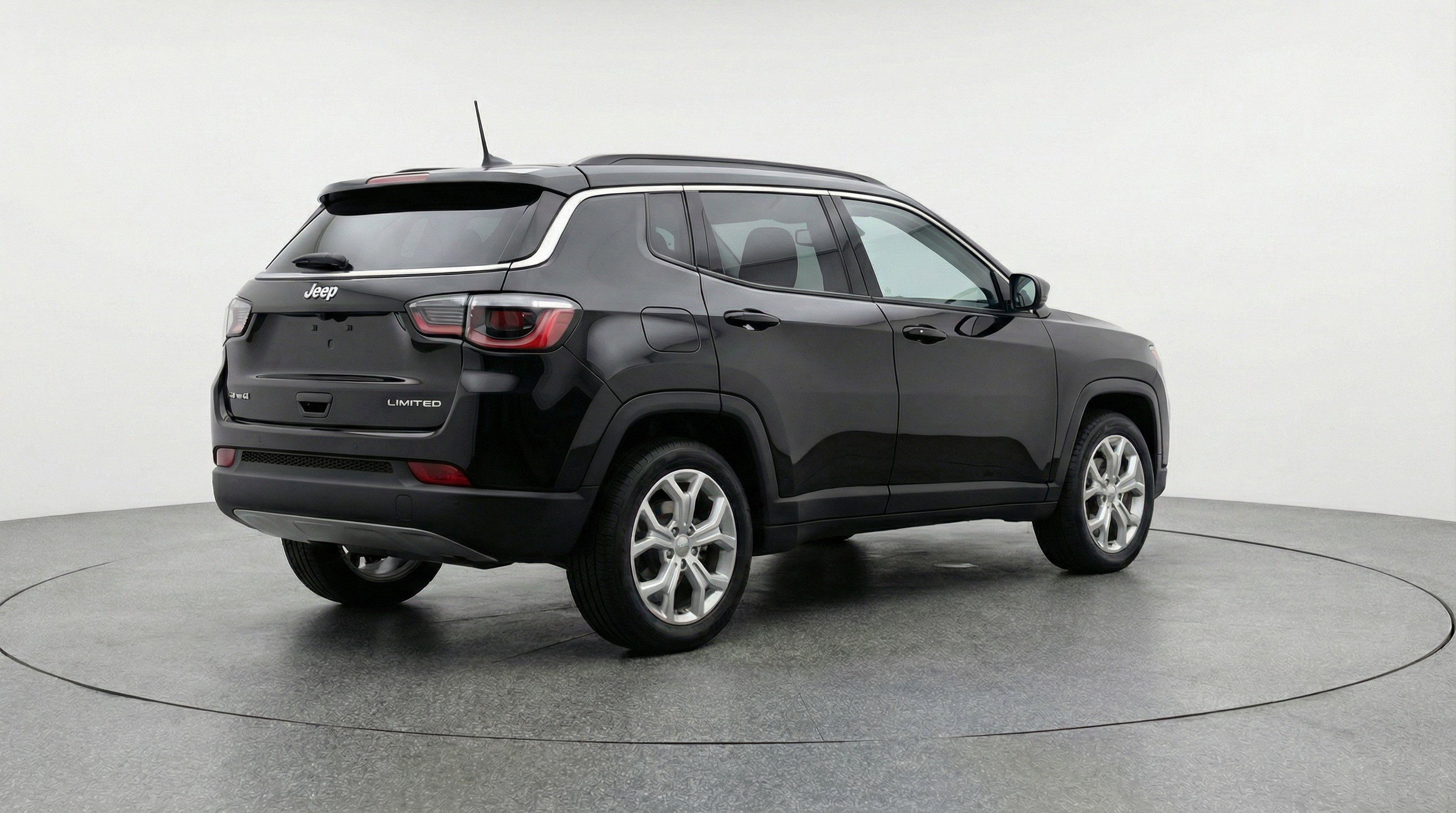 Used 2025 Jeep Compass Latitude image 9