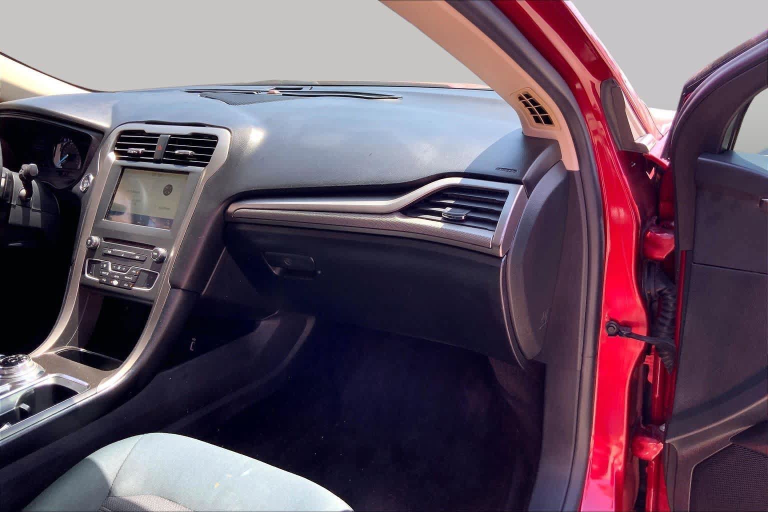 Used 2018 Ford Fusion SE w/ Fusion SE Technology Package FWD image 17
