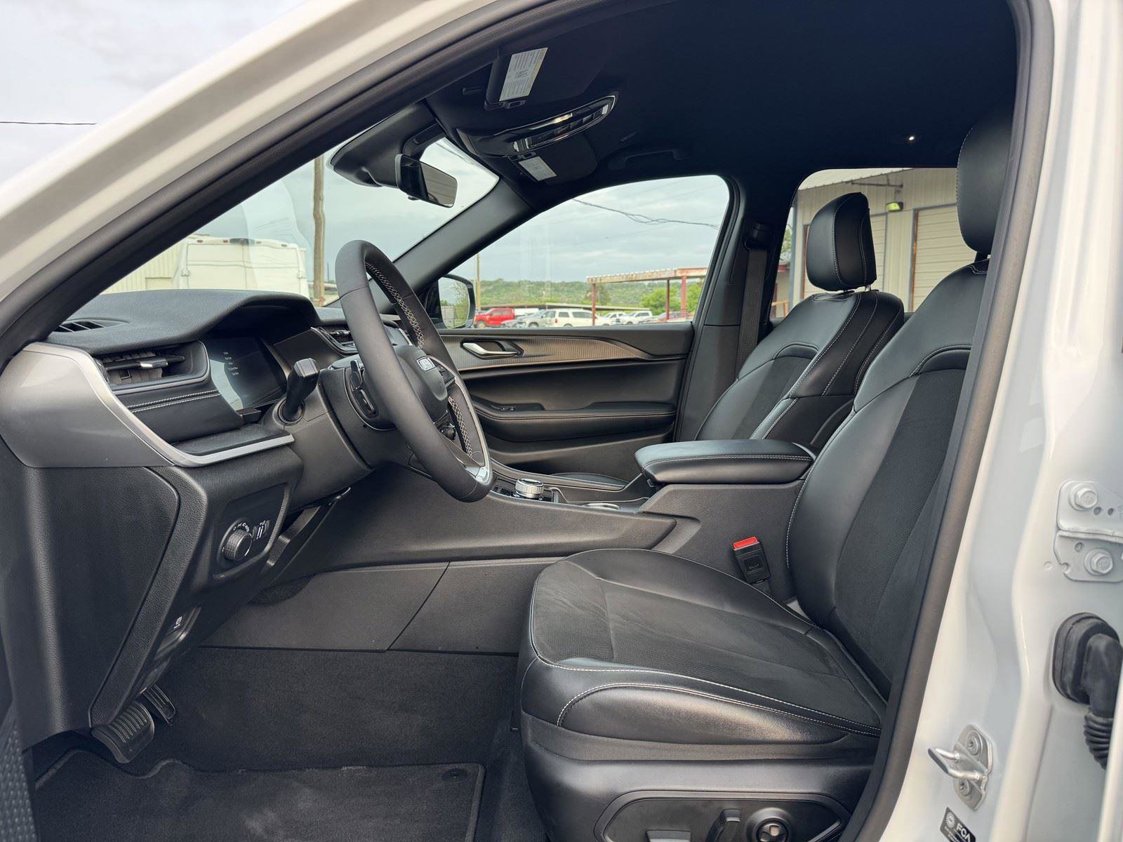 Used 2025 Jeep Grand Cherokee Altitude image 23