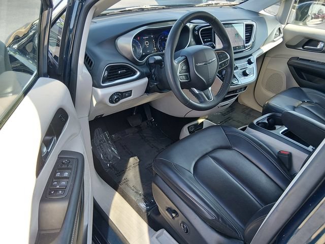 Used 2023 Chrysler Pacifica Touring-L FWD image 9