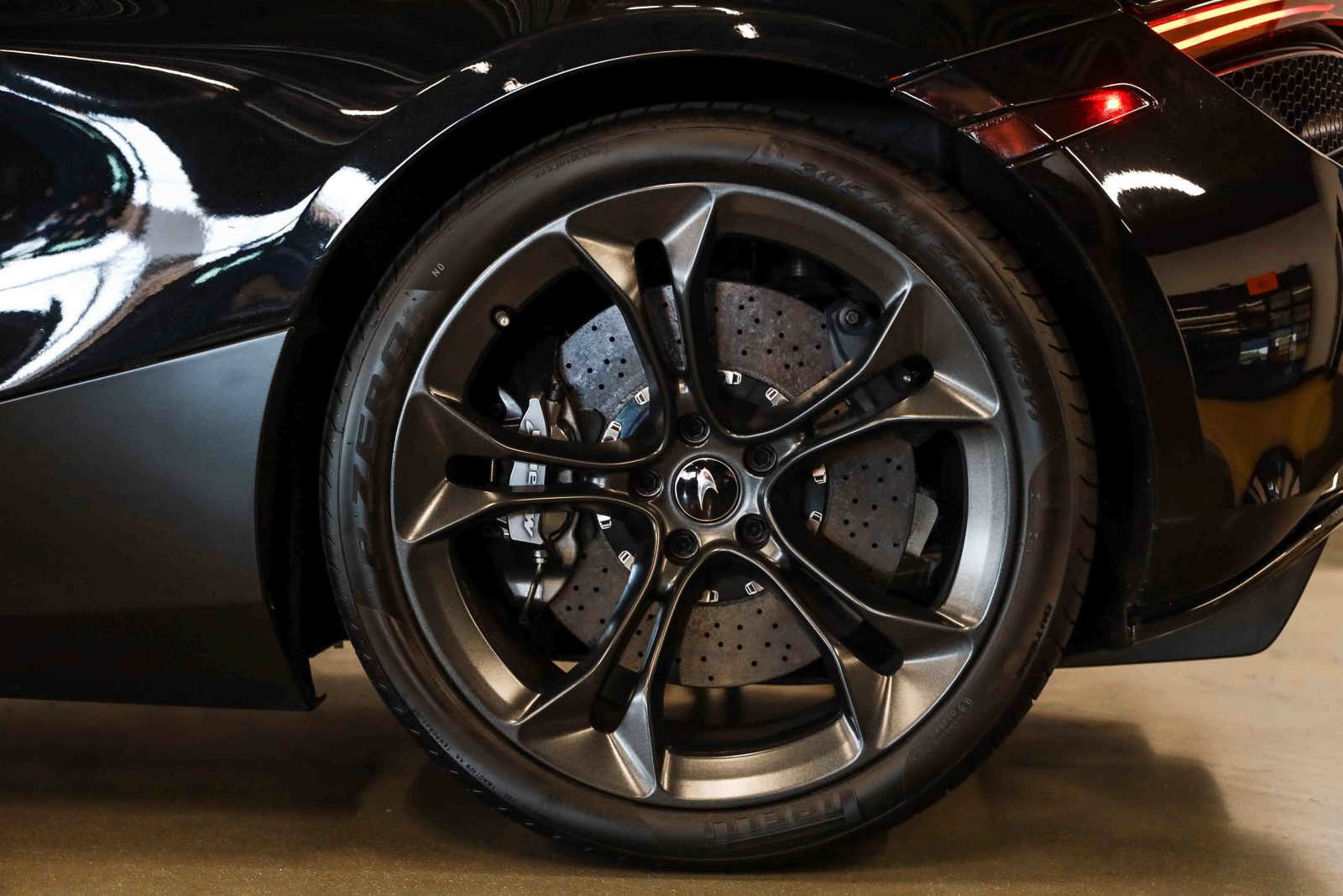 Used 2019 McLaren 720S RWD image 23