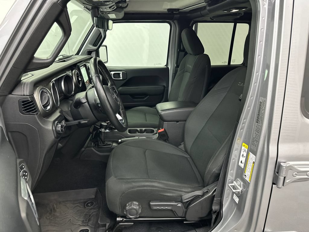 Used 2018 Jeep Wrangler Unlimited Sahara AWD/4WD image 9