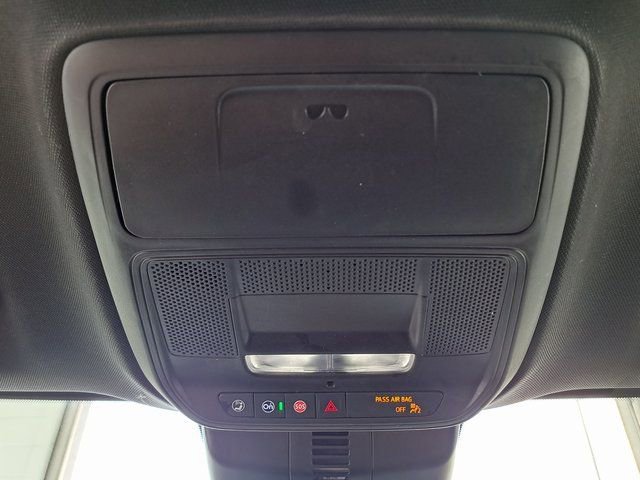 Used 2025 Chevrolet Traverse LT image 18