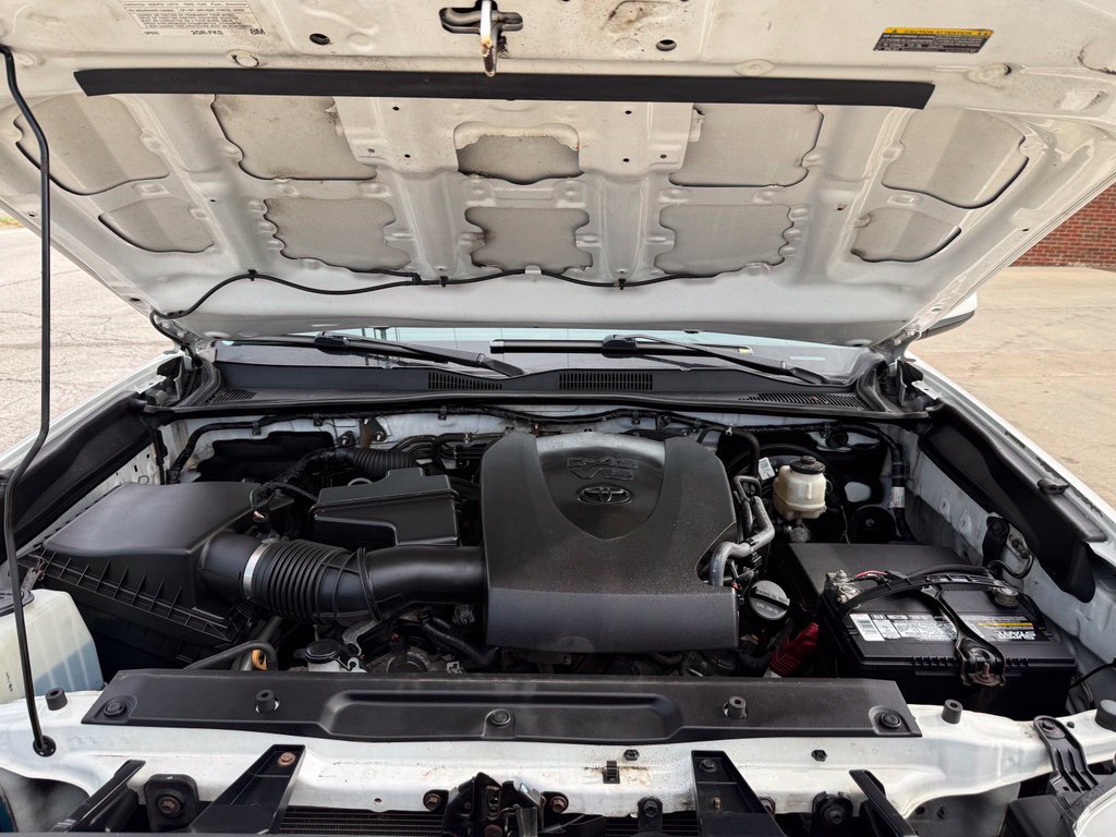 Used 2020 Toyota Tacoma SR5 w/ Blackout Package AWD/4WD image 13