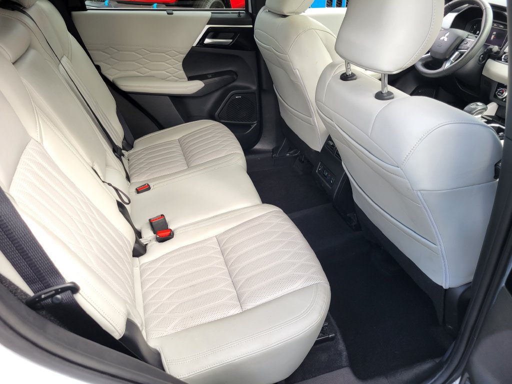 Used 2025 Mitsubishi Outlander AWD image 20