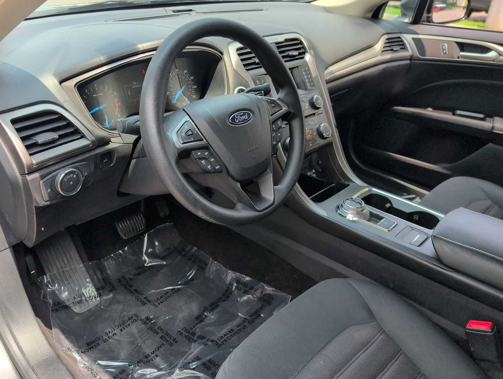 Used 2017 Ford Fusion SE FWD image 10