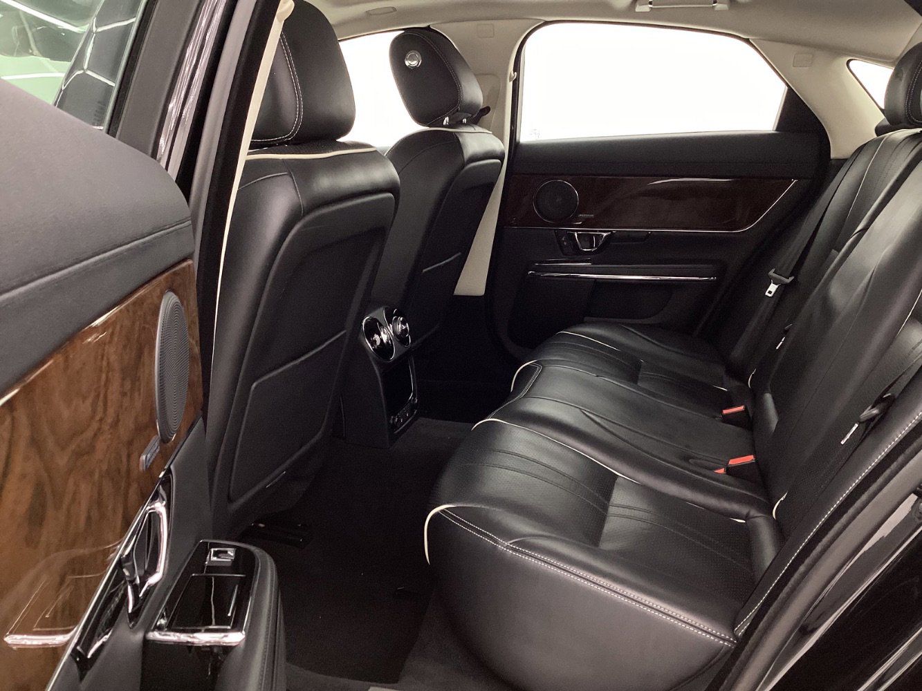 Used 2018 Jaguar XJ R-Sport image 24