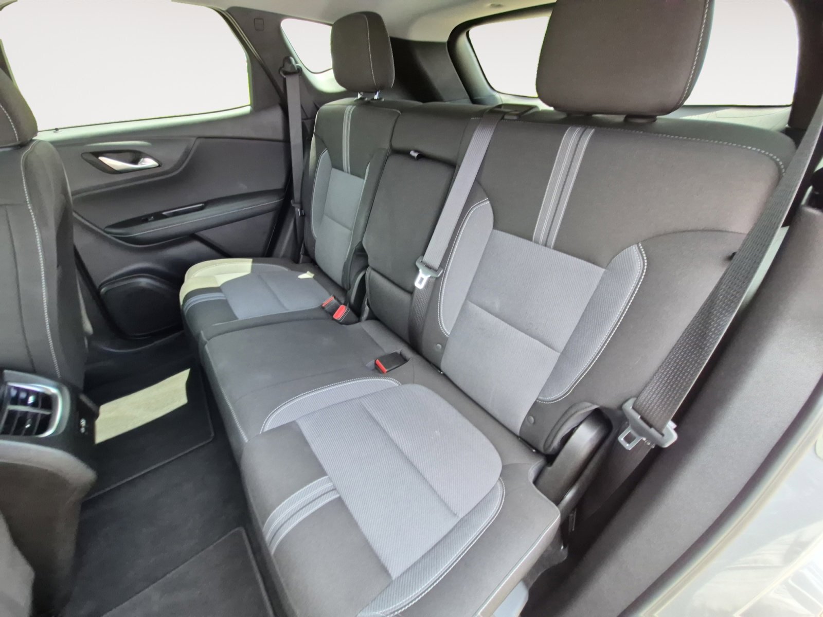 Used 2025 Chevrolet Blazer LT FWD image 23