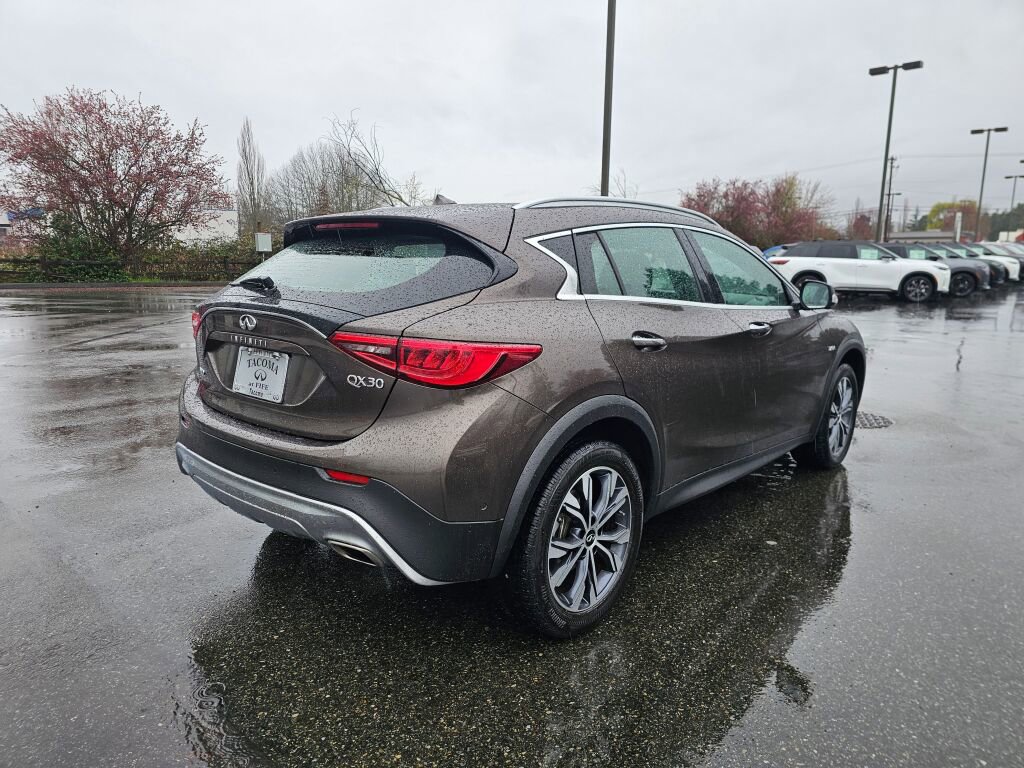 Used 2017 INFINITI QX30 Premium image 7
