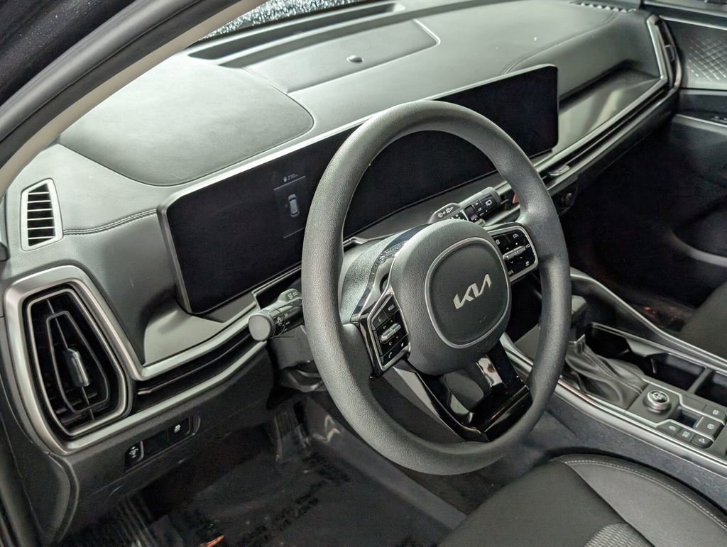 Used 2025 Kia Sorento LX image 12