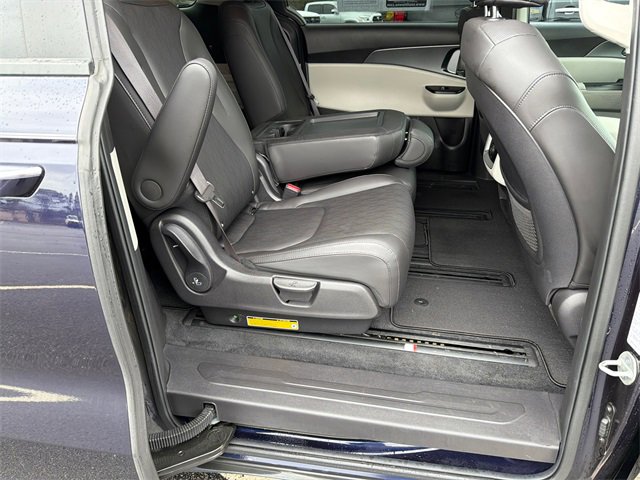 Used 2023 Kia Carnival LX image 15