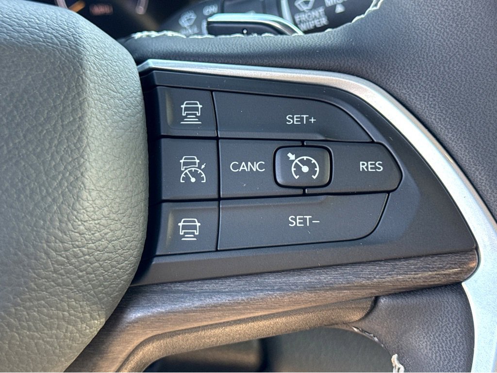 Certified 2023 Jeep Grand Cherokee Limited w/ Black Appearance Package image 17