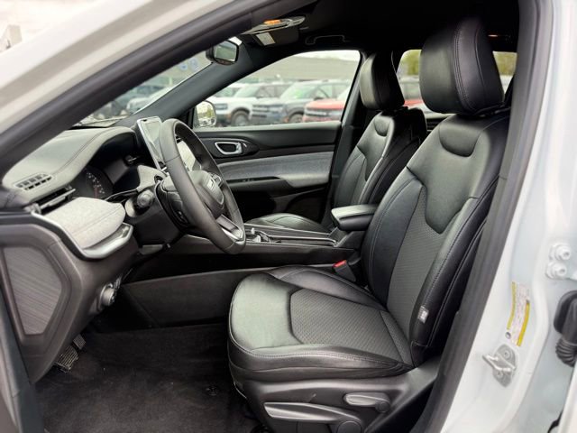 Used 2025 Jeep Compass Latitude AWD/4WD image 12