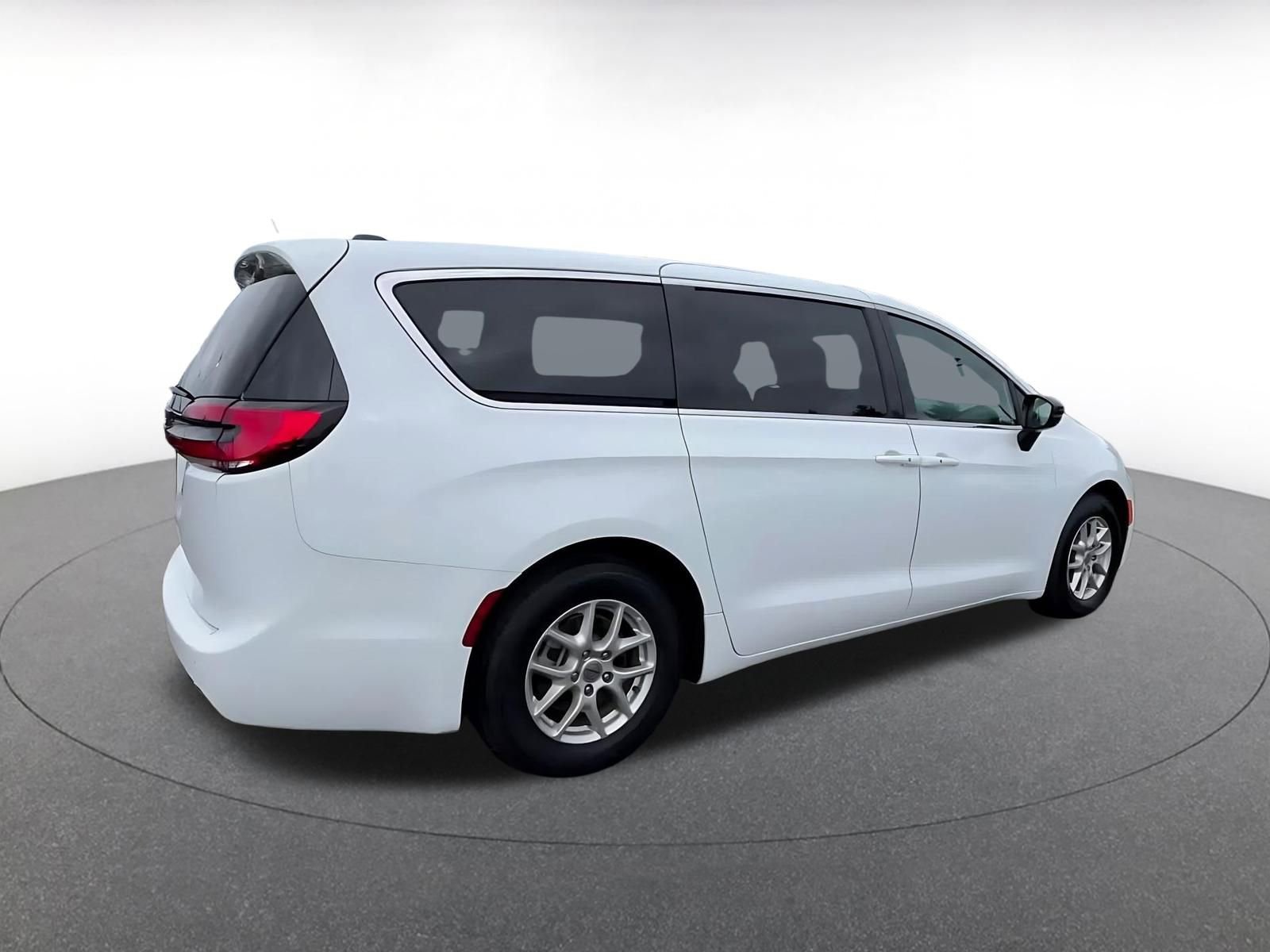 Used 2025 Chrysler Pacifica Select image 15