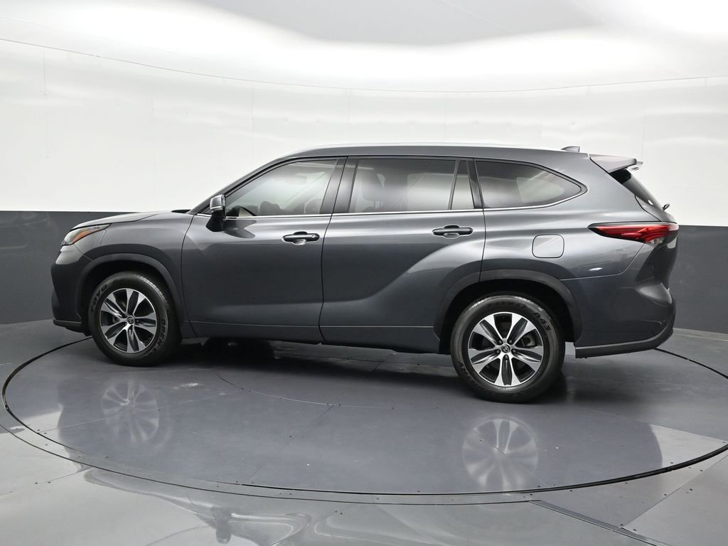 Used 2022 Toyota Highlander XLE FWD image 2