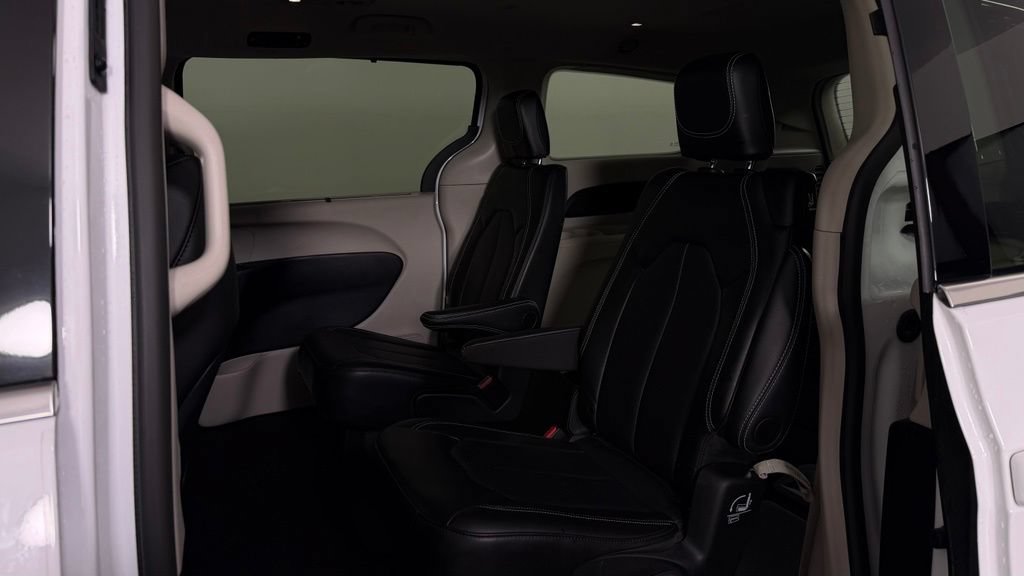 Used 2024 Chrysler Pacifica Touring-L AWD/4WD image 28
