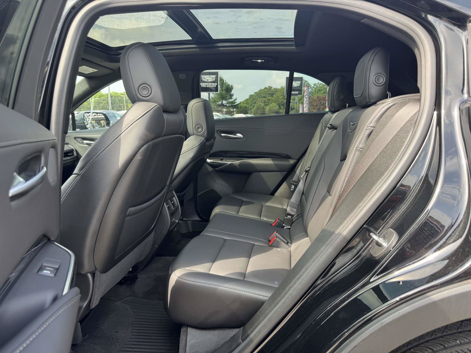 Certified 2024 Cadillac XT4 Luxury w/ Cold Weather Package AWD/4WD image 11