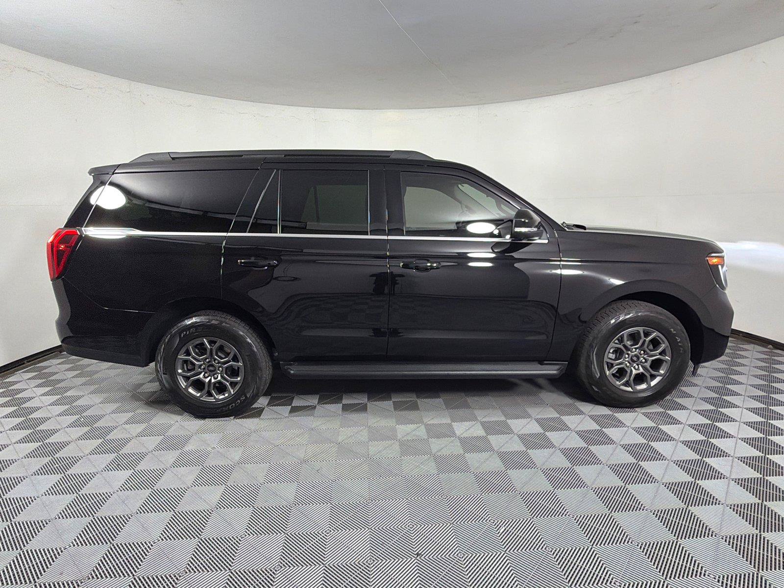 Used 2026 Ford Expedition Active RWD image 8