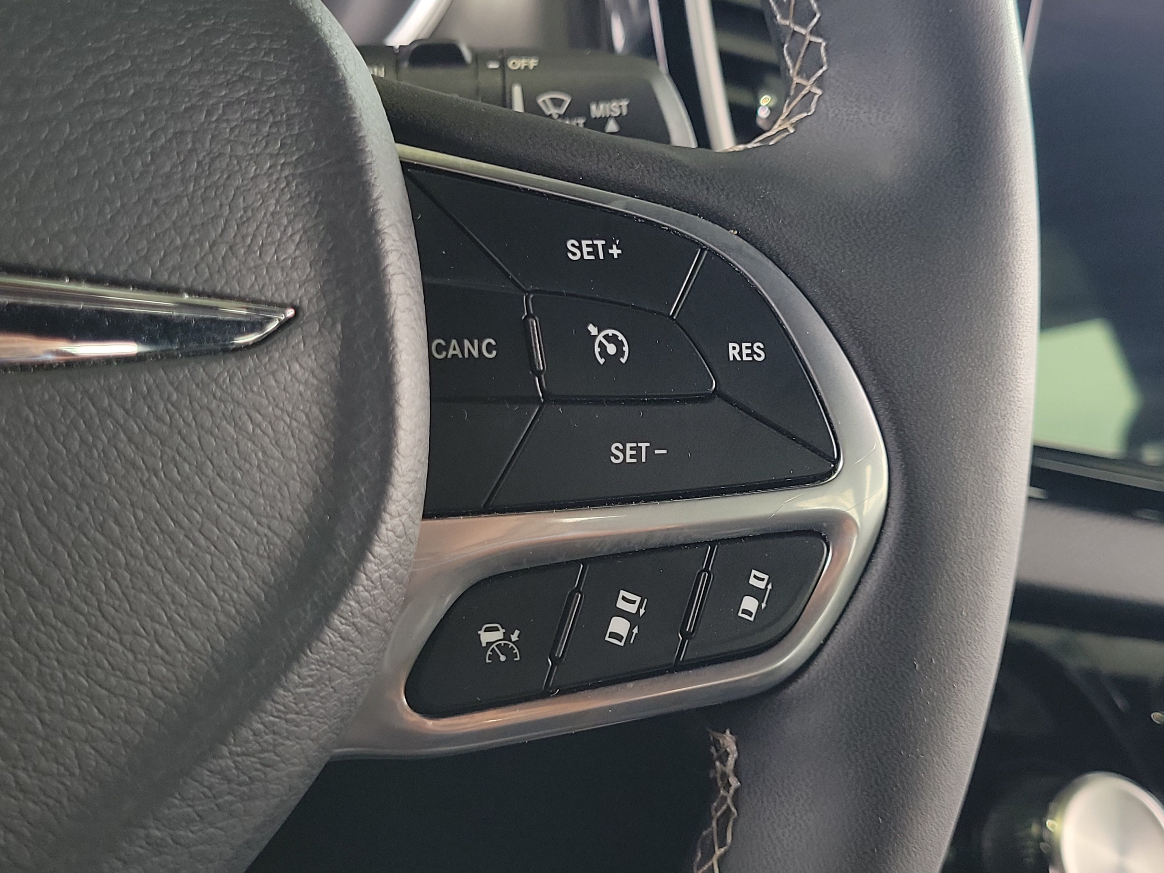 Certified 2025 Chrysler Pacifica Select FWD image 26