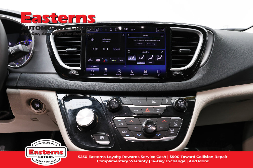 Used 2023 Chrysler Pacifica Touring-L FWD image 13