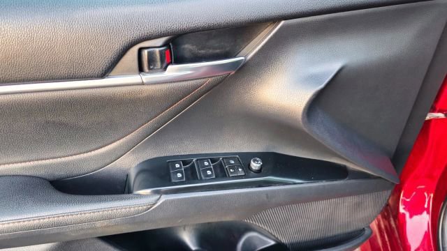 Used 2018 Toyota Camry XLE FWD image 11