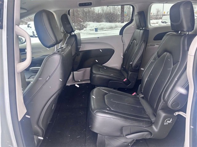 Used 2023 Chrysler Pacifica Touring-L image 24