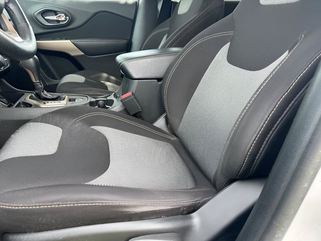 Used 2018 Jeep Cherokee Latitude w/ Altitude Package FWD image 17