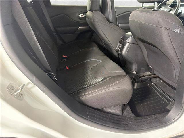 Used 2019 Jeep Cherokee Latitude w/ Popular Appearance Group FWD image 15