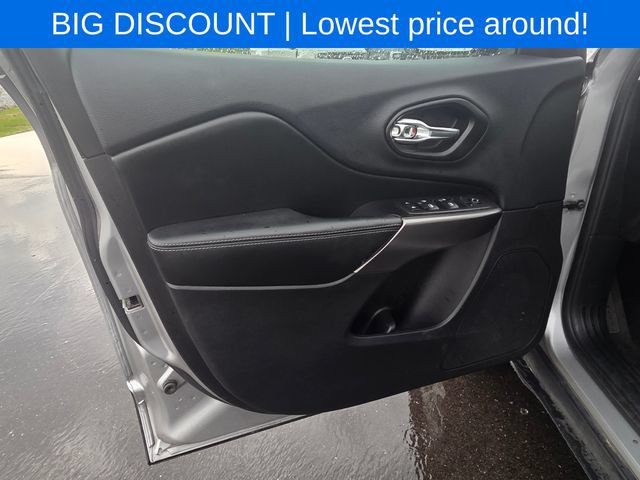 Used 2019 Jeep Cherokee Latitude w/ Cold Weather Group AWD/4WD image 25