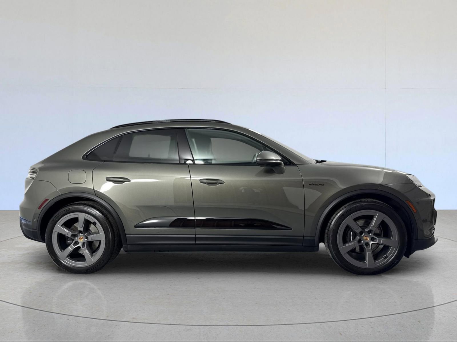 Used 2025 Porsche Macan 4 Electric image 9
