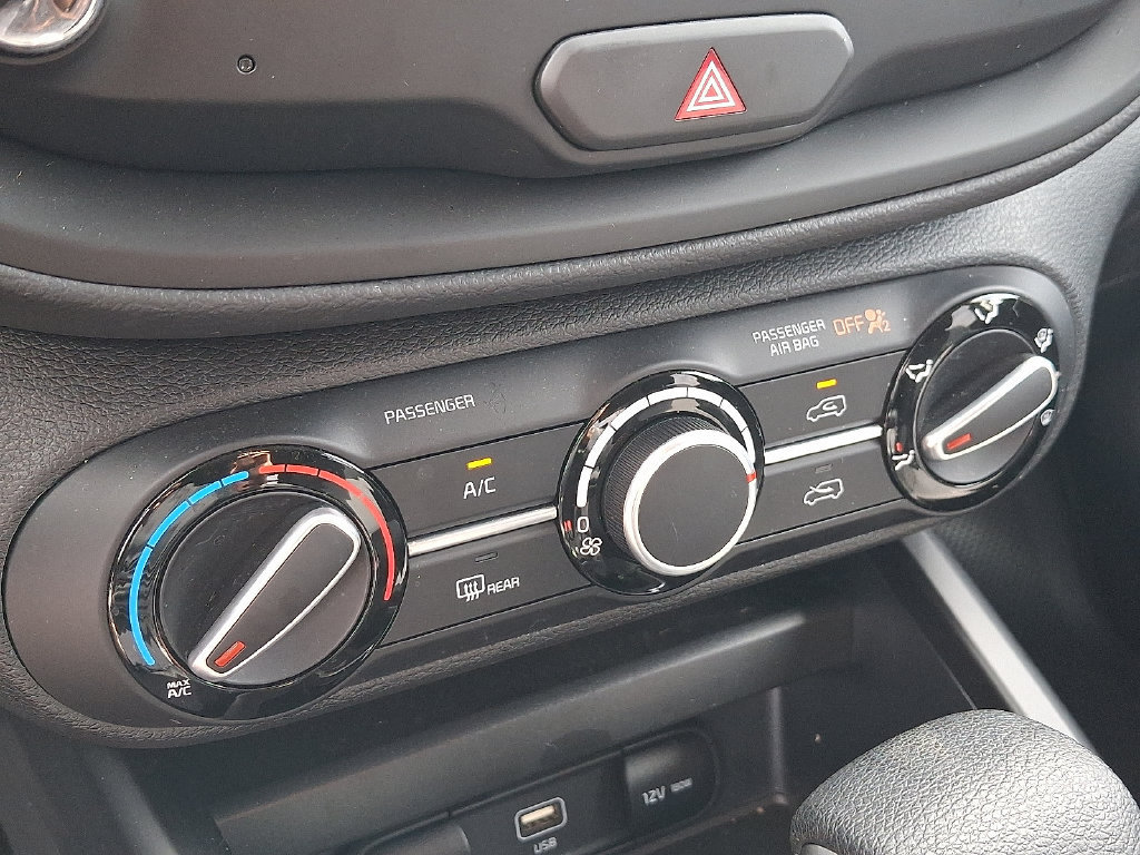 Used 2025 Kia Soul LX w/ LX Technology Package FWD image 16