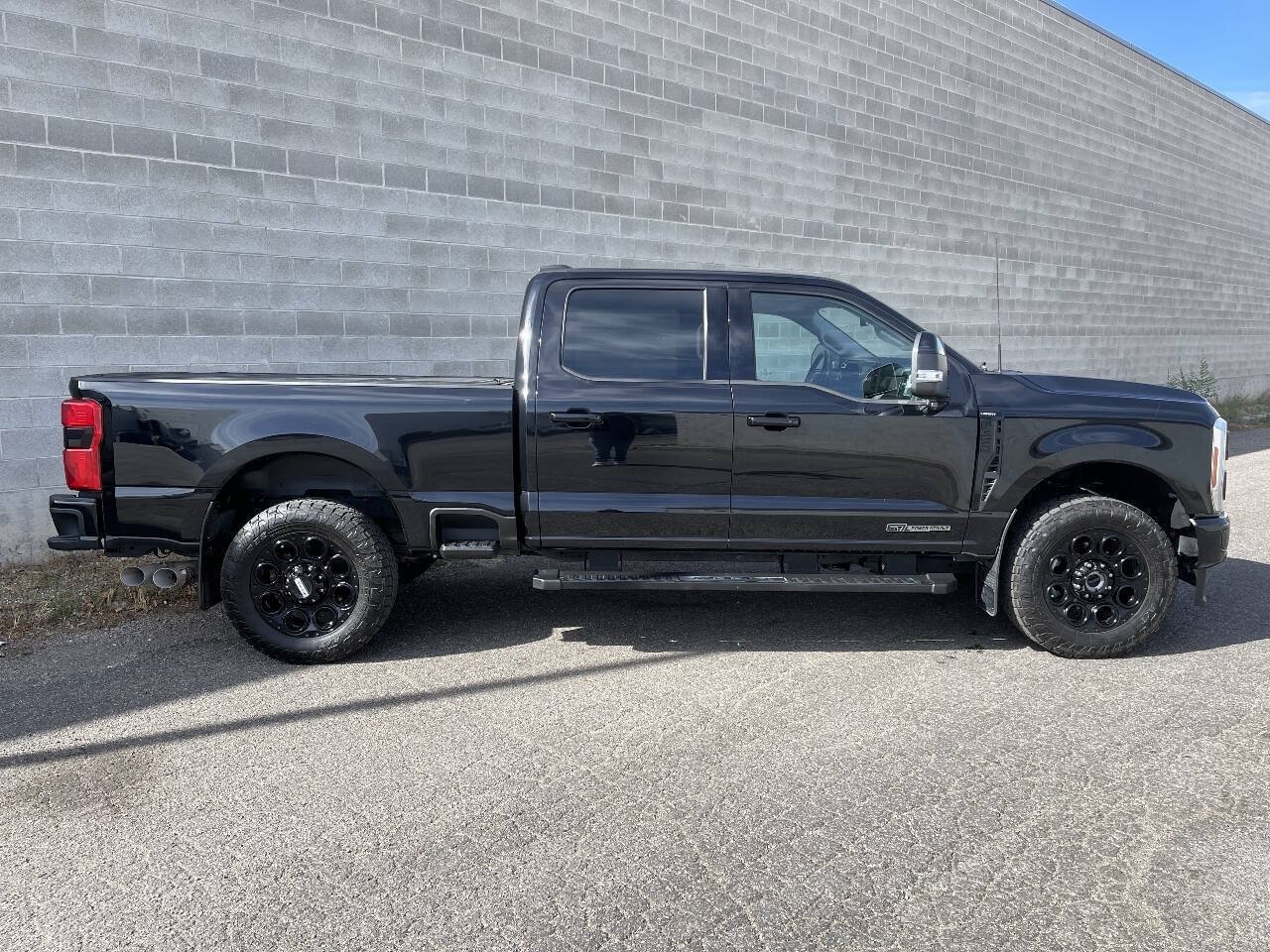 Used 2023 Ford F350 Lariat w/ Lariat Ultimate Package AWD/4WD image 3