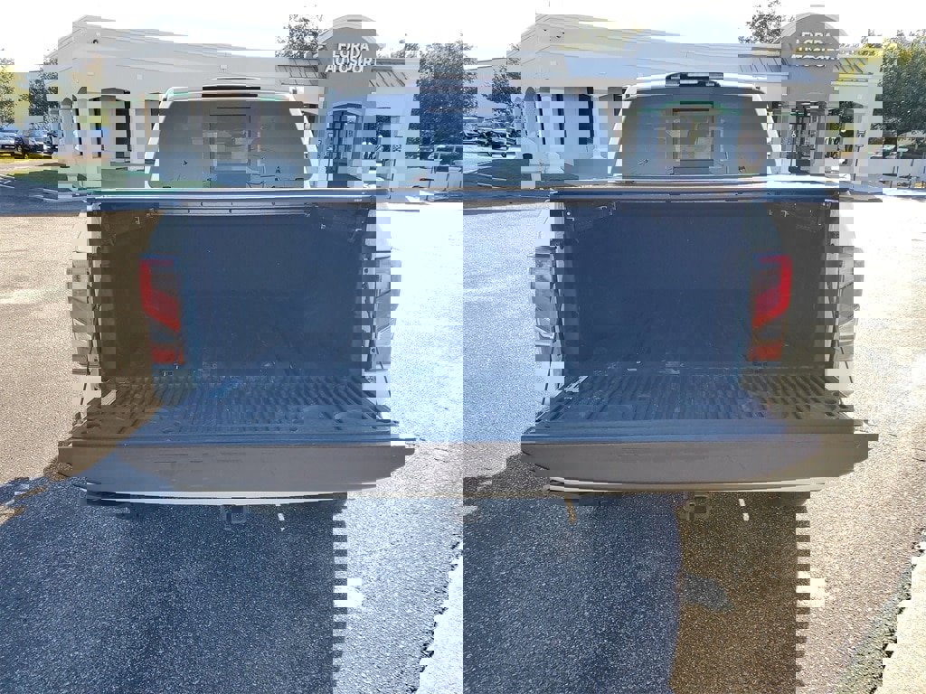 Used 2020 Nissan Titan SL w/ Moonroof Package image 32