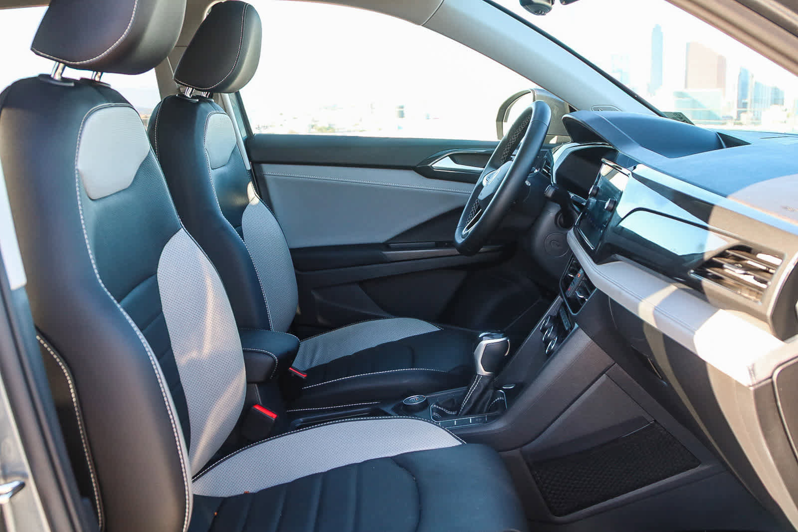 Used 2022 Volkswagen Taos SEL image 16