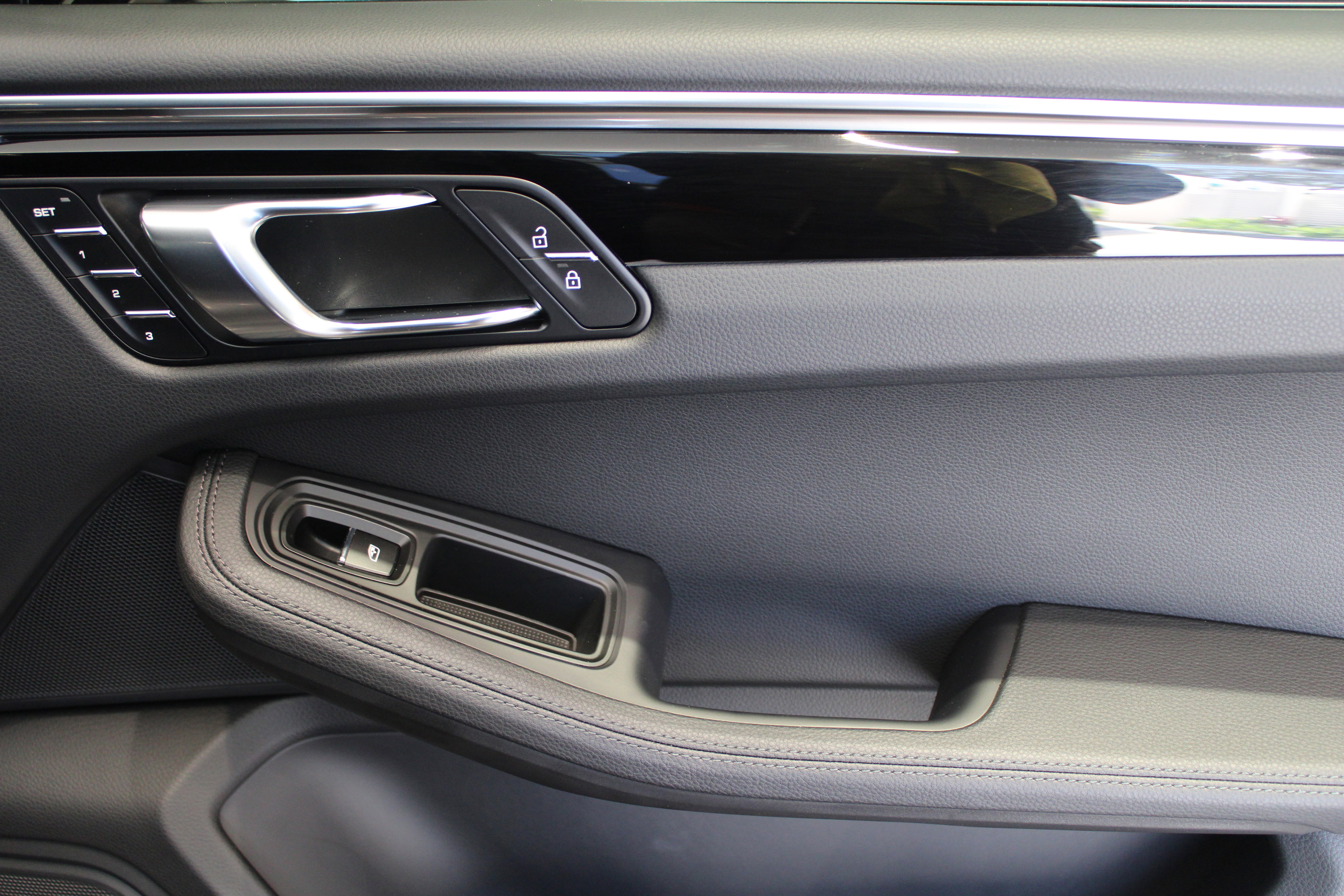 Certified 2025 Porsche Macan image 32