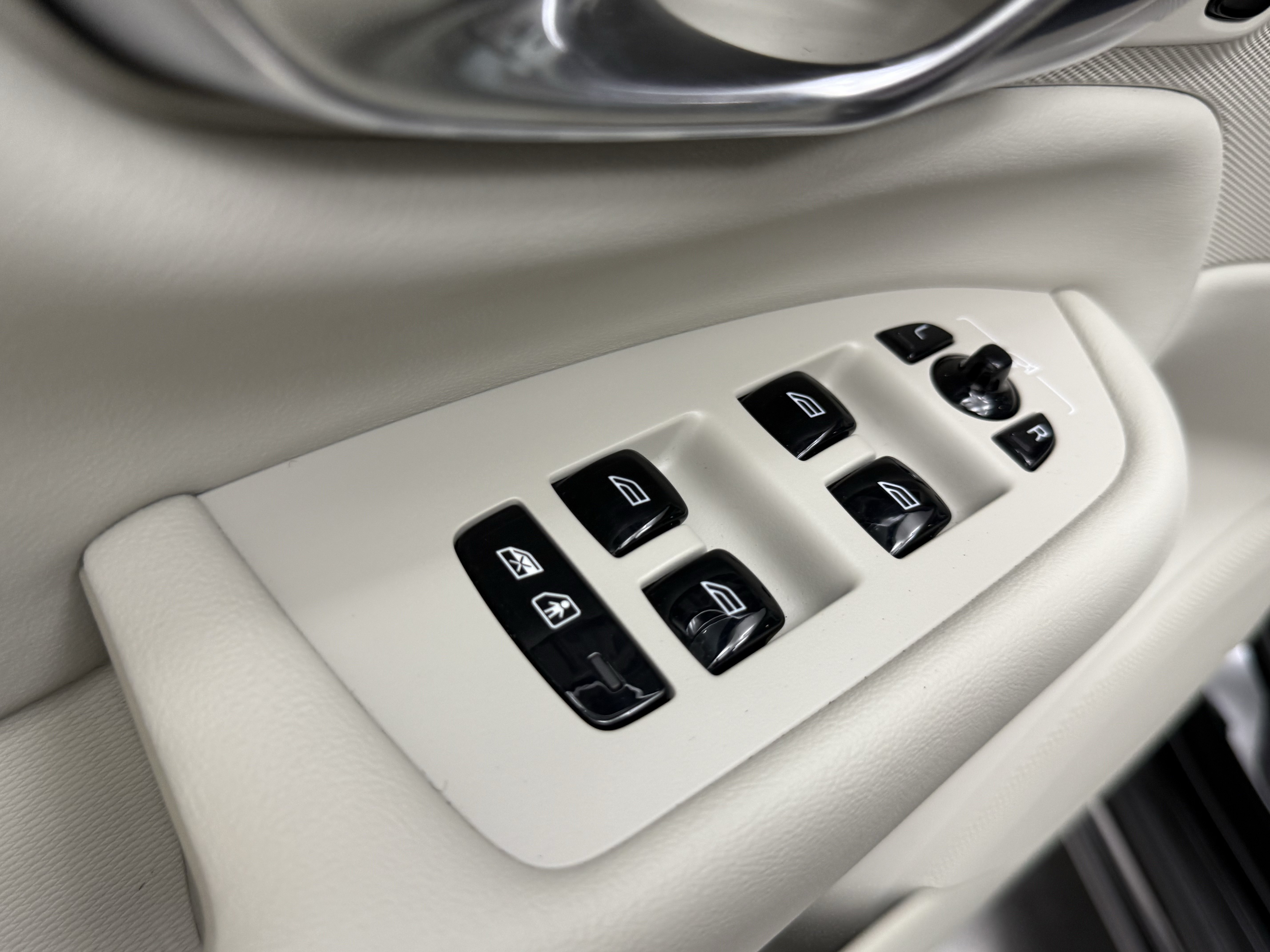 Certified 2023 Volvo XC90 B6 Plus w/ Protection Package Premier AWD/4WD image 11
