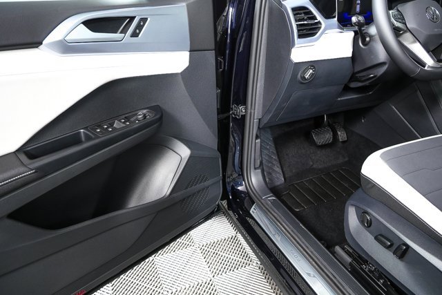 New 2026 Volkswagen Taos SE image 7