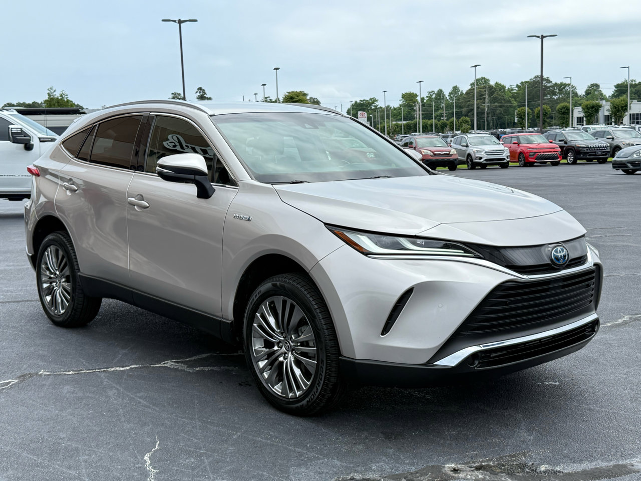 Used 2021 Toyota Venza XLE image 6