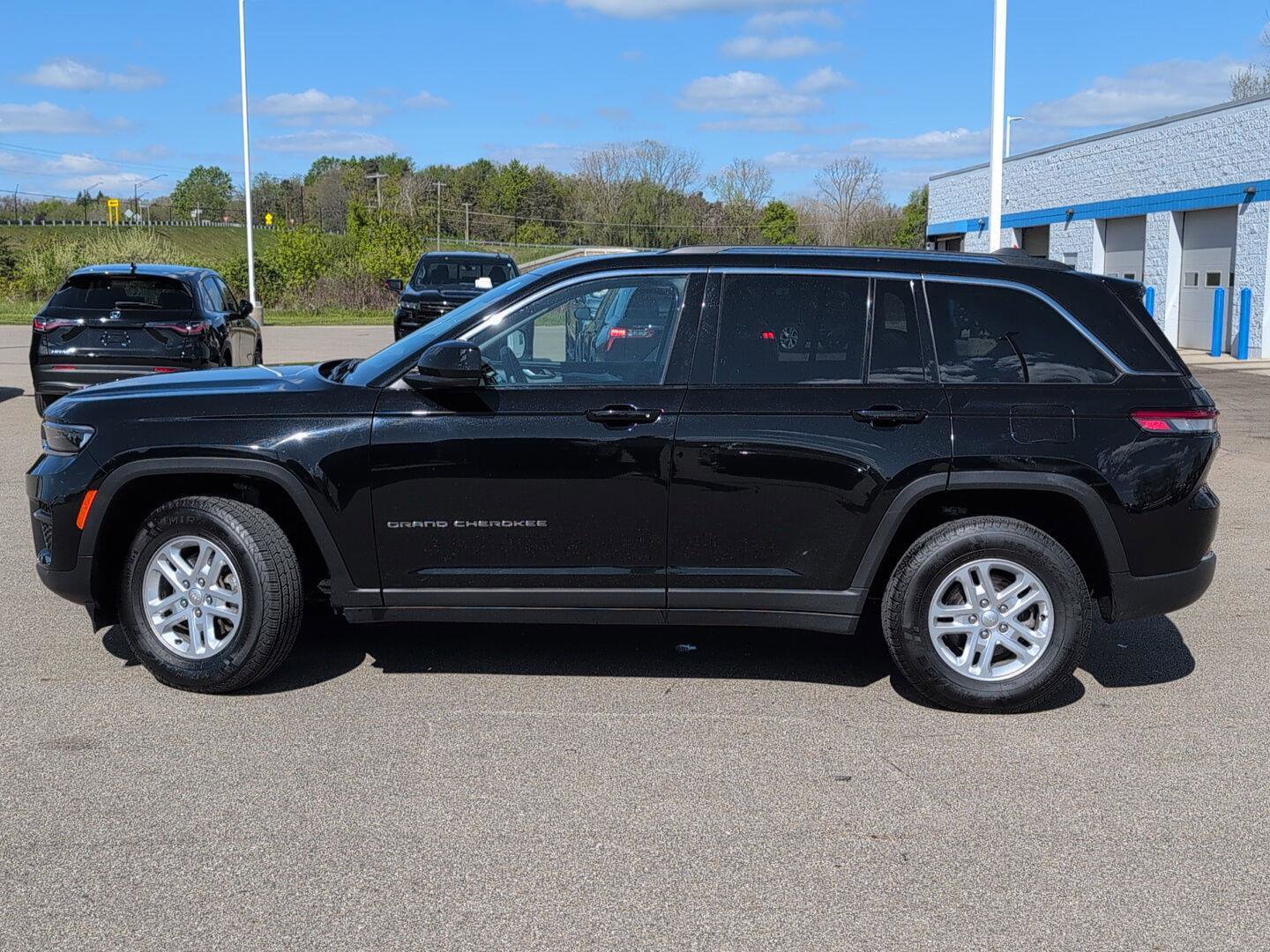 Used 2023 Jeep Grand Cherokee Laredo AWD/4WD image 2