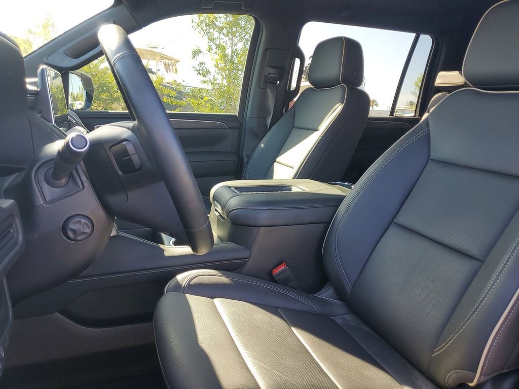 Used 2024 GMC Yukon XL SLT w/ SLT Luxury Package image 18