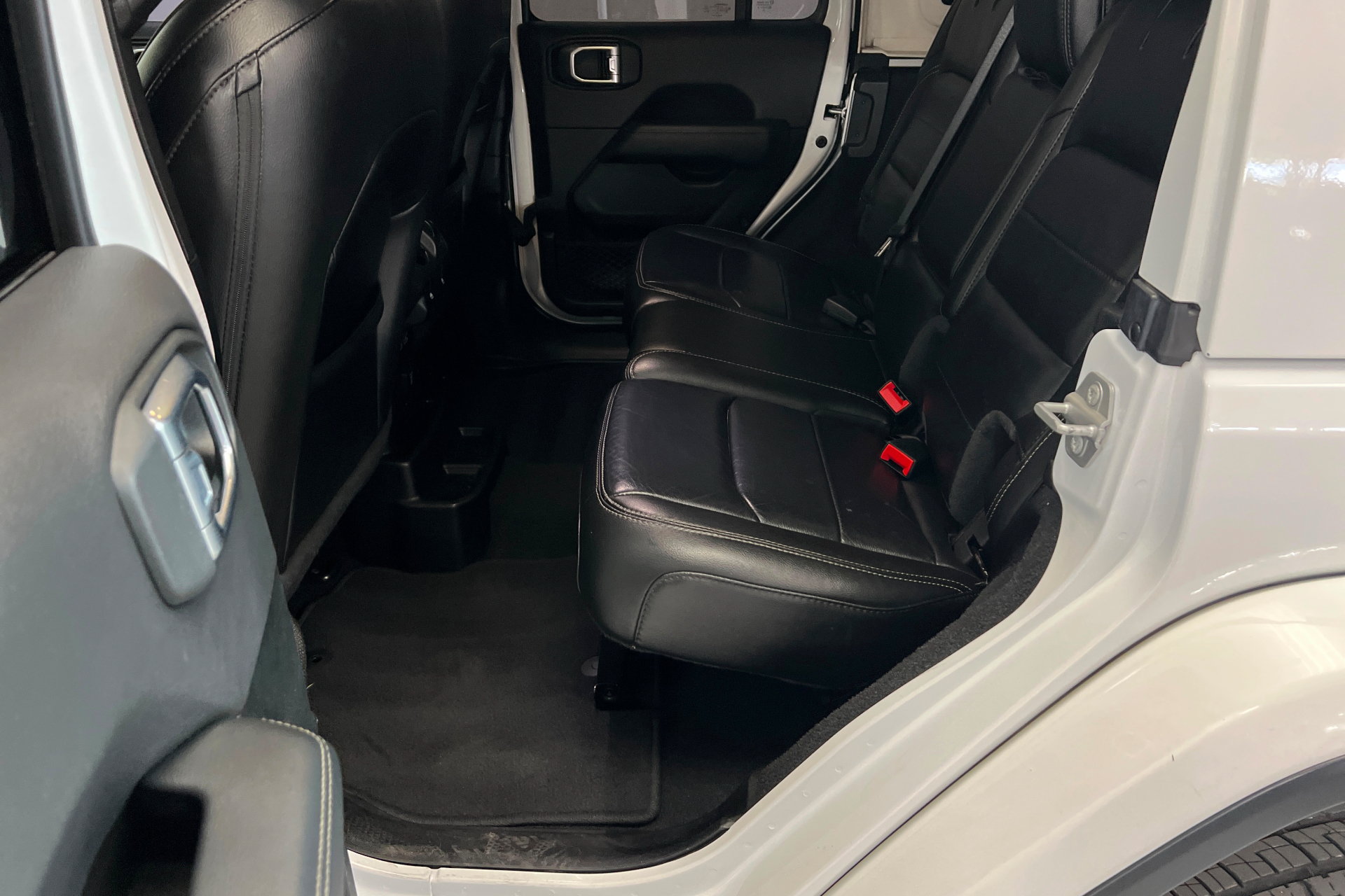 Used 2020 Jeep Wrangler Unlimited Sahara AWD/4WD image 22