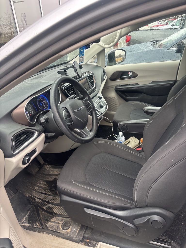 Used 2020 Chrysler Voyager L image 7