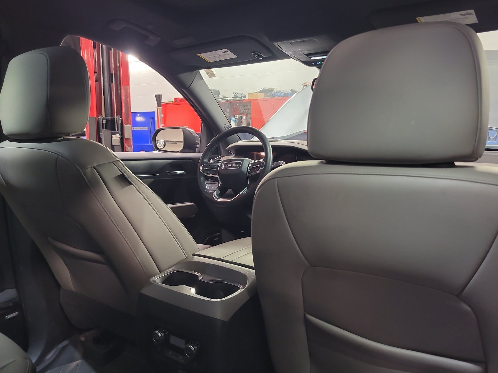 Used 2025 GMC Acadia Elevation w/ Elevation Premium Package FWD image 4