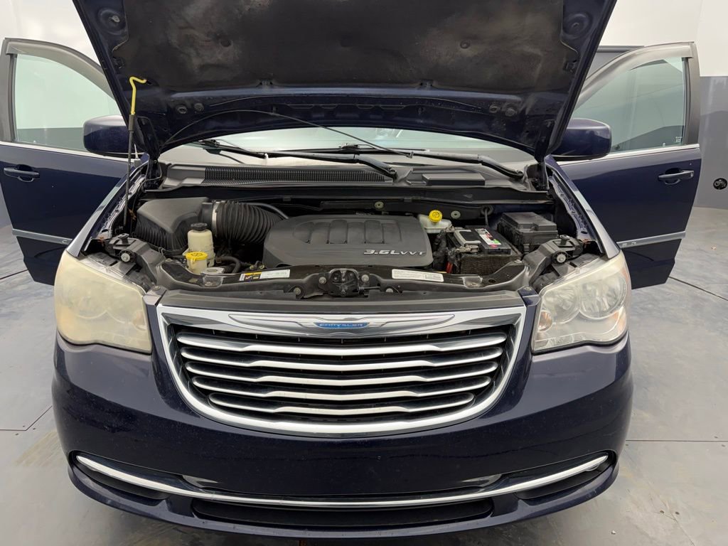 Used 2014 Chrysler Town & Country Touring image 15
