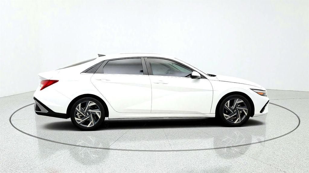 Used 2024 Hyundai Elantra Limited FWD image 4