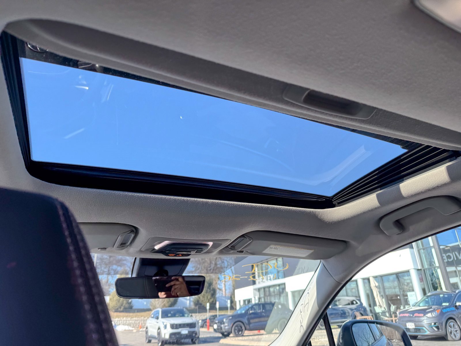 Used 2022 Toyota Corolla Cross XLE w/ Convenience Package image 31